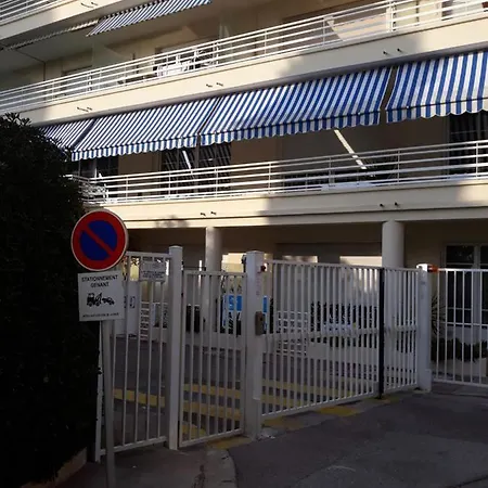 Location De Vacances A Les Pins Vue Mer Juan-les-Pins